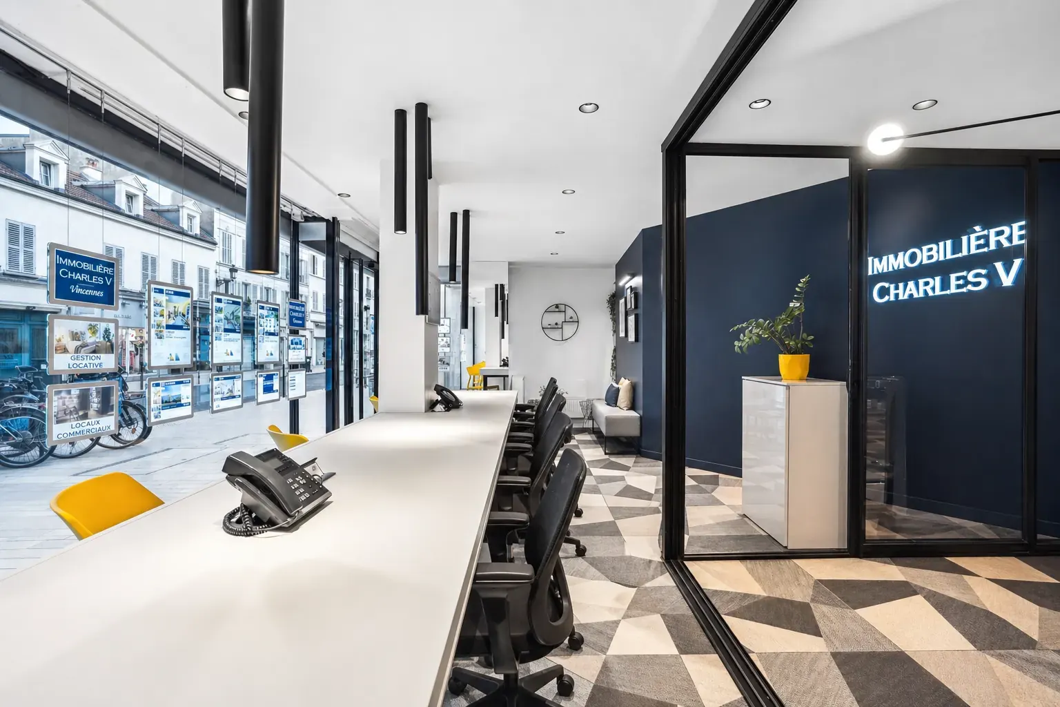 Oficinas de la agencia desde los escaparates