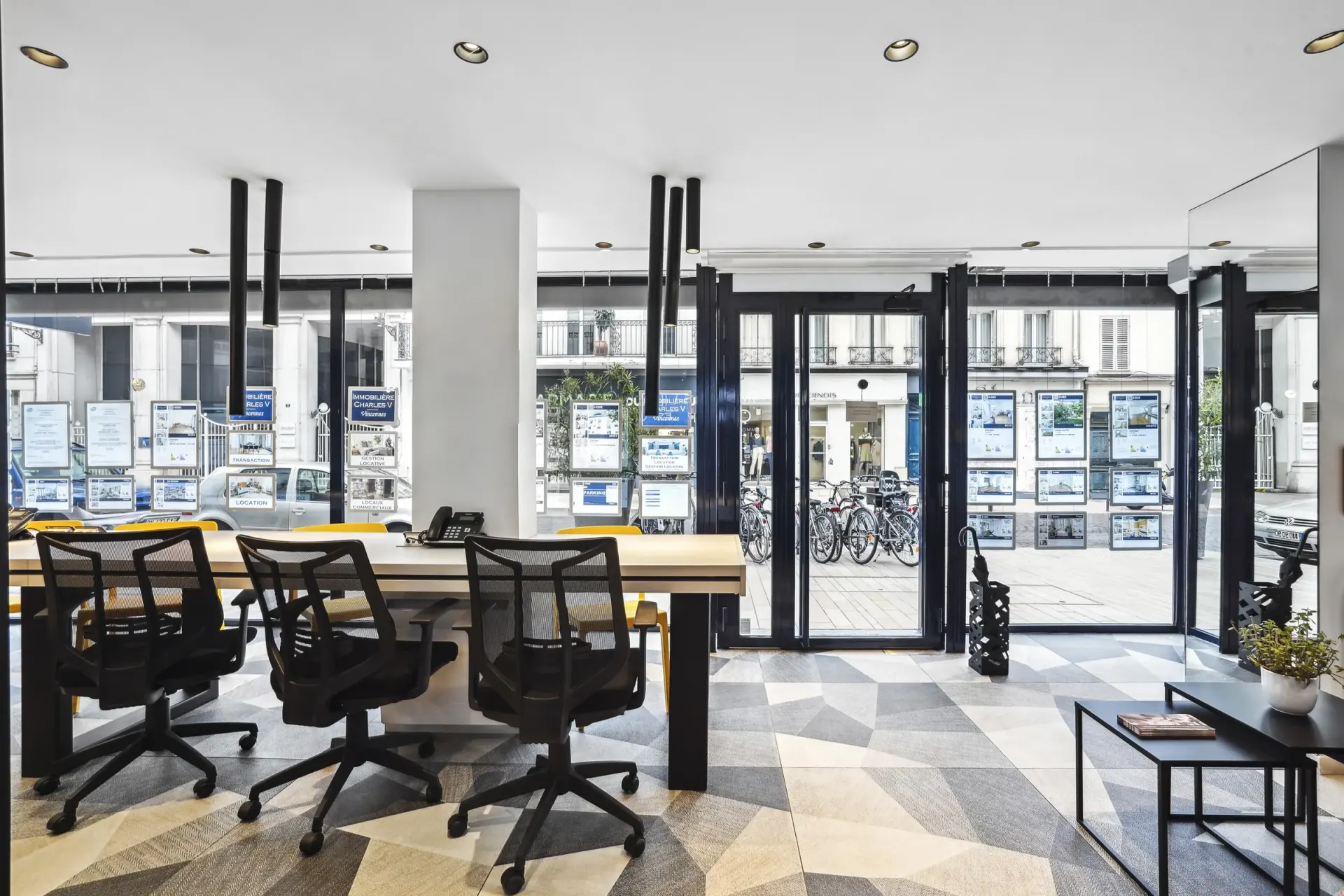 Sala riunioni dell'agenzia di fronte alle vetrine degli annunci