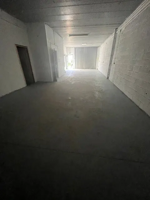 Local Comercial / Almacén en Mandres-les-Roses - 140 m2 — foto 2