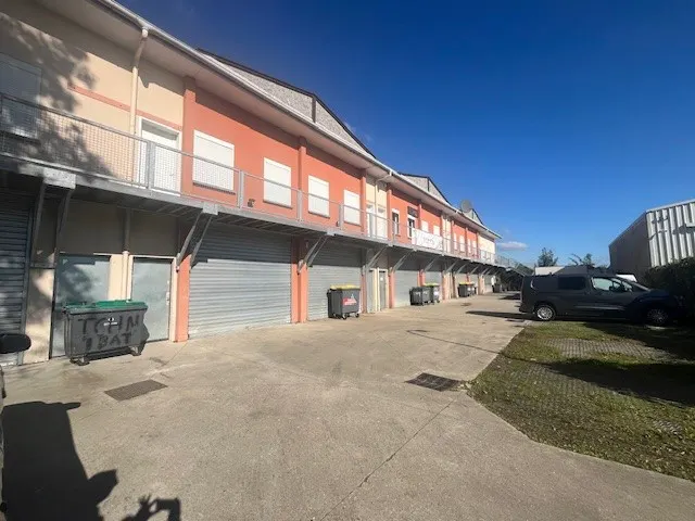 Affitto Locale Commerciale / Magazzino a Mandres-les-Roses - 140 m²