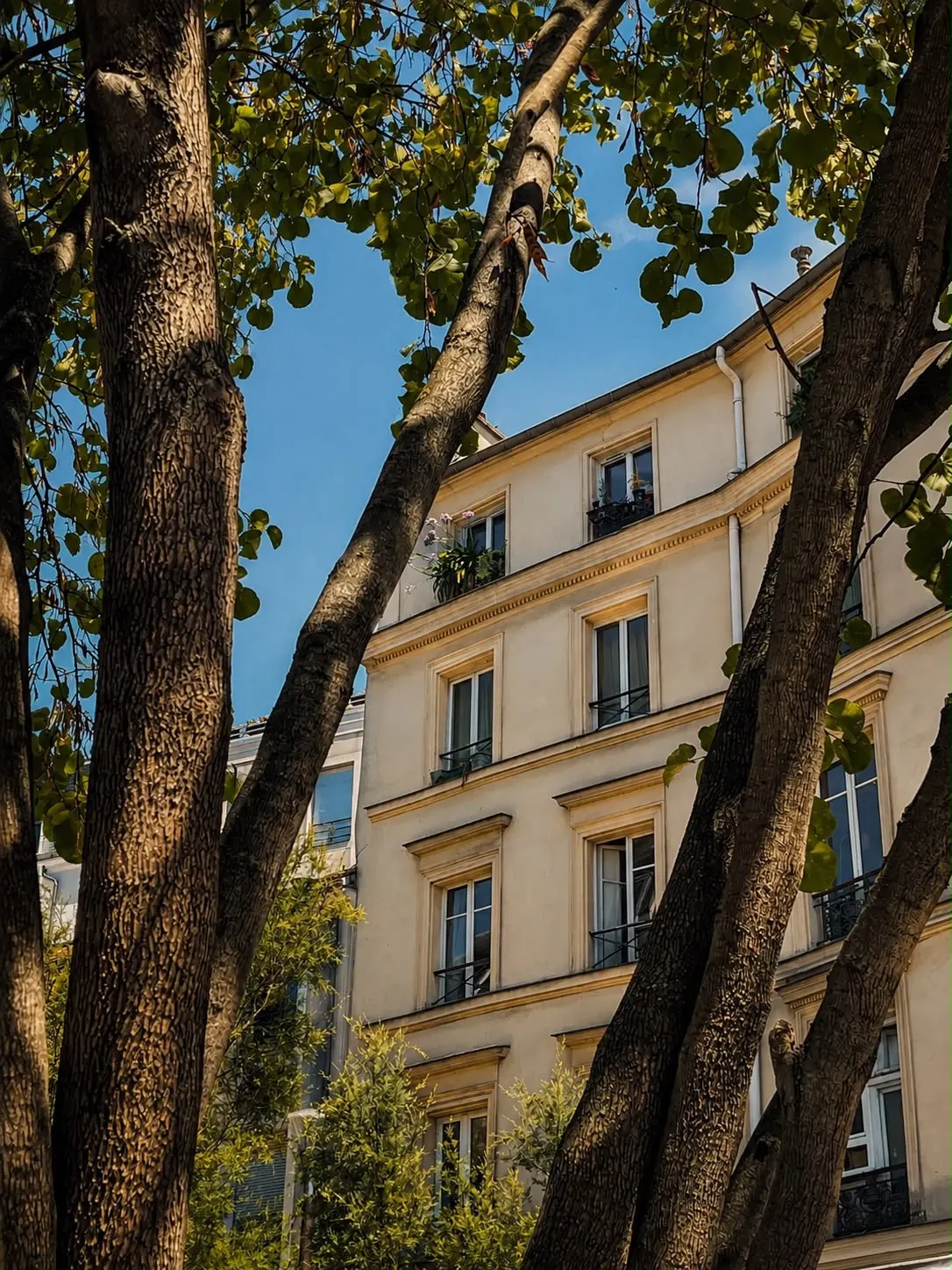 Vincennes Centre – Charming 2-Bedroom Apartment on Top Floor with Castle View