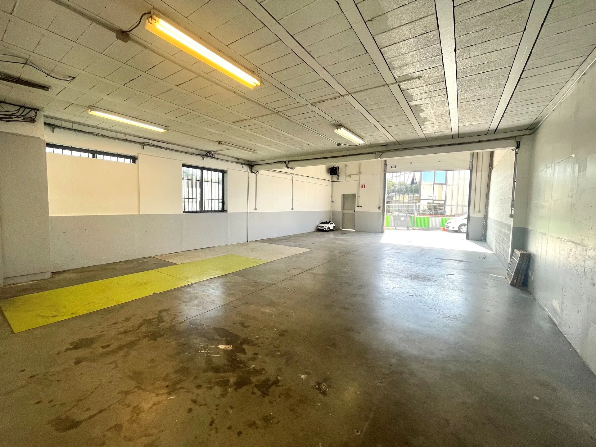 Local commercial 215 m2 - bureaux et entrepôt — foto 1