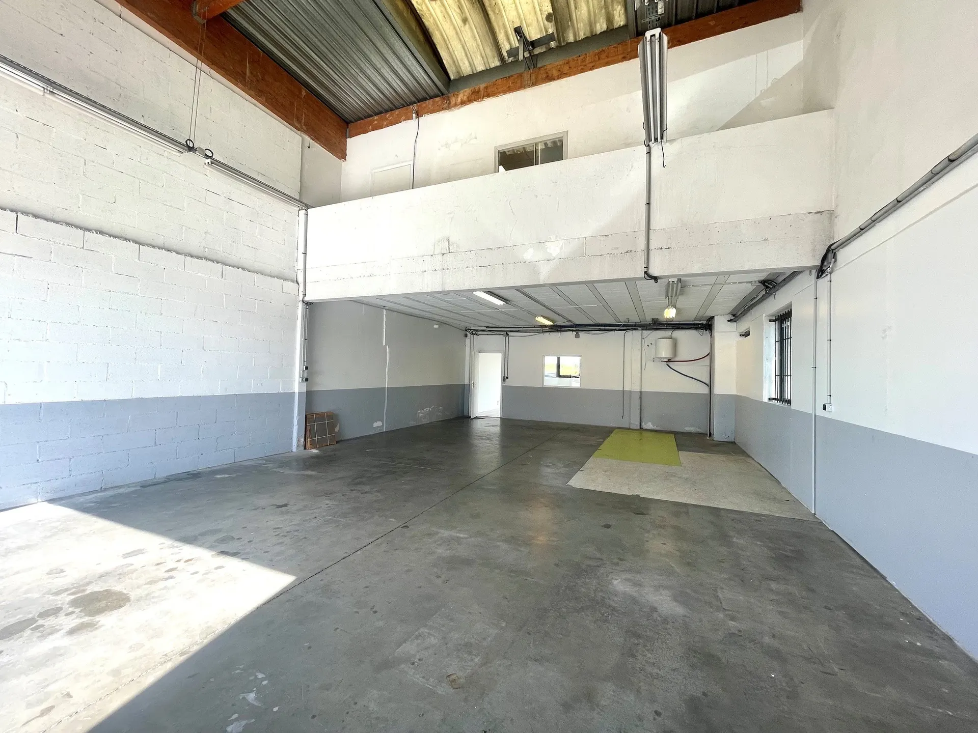 Local commercial 215 m2 - bureaux et entrepôt — foto 2
